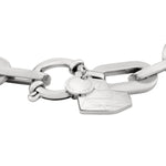 Liebeskind Berlin Armband bestehend aus einer silbernen, groben Gliederkette und einem Herzanhänger mit grafischen Elementen; Nahaufnahme