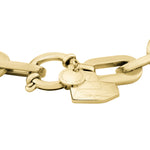 Liebeskind Berlin Armband bestehend aus einer goldenen, groben Gliederkette und einem Herzanhänger mit grafischen Elementen; Nahaufnahme