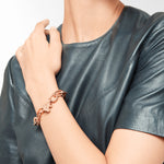 Liebeskind Berlin Armband bestehend aus einer roségoldenen, groben Gliederkette und einem Herzanhänger mit grafischen Elementen; Tragebild