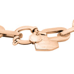 Liebeskind Berlin Armband bestehend aus einer roségoldenen, groben Gliederkette und einem Herzanhänger mit grafischen Elementen; Nahaufnahme