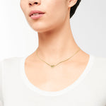 Liebeskind Berlin Halskette bestehend aus einer goldenen Venezianerkette und einem geometrischen Herzanhänger mit grafischen Elementen; Tragebild