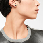 Liebeskind Berlin Ohrstecker in Dreiecksform, einer mit ausgestanztem Dreieck, in der Farbe schwarz; Tragebild