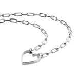 Liebeskind Berlin Halskette bestehend aus einer groben, silbernen Gliederkette und einem silbernen Herzanhänger; Zusatzbild