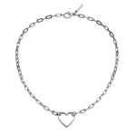 Die LIEBESKIND BERLIN Halskette - In Liebe von Liebeskind Berlin hat eine silberne Kette mit einem Herzanhänger und ist auf weißem Hintergrund abgebildet - ein zeitloses Geschenk.