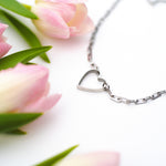 Liebeskind Berlin Halskette bestehend aus einer groben, silbernen Gliederkette und einem silbernen Herzanhänger; Zusatzbild