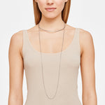 Liebeskind Berlin Halskette bestehend aus einem silbernem Halsreif und einer silbernen Schlangenkette im Layeringstyle; Tragebild