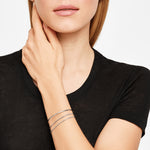 Liebeskind Berlin Armband bestehend aus einem silbernem Armreif und einer silbernen Schlangenkette im Layeringstyle; Tragebild