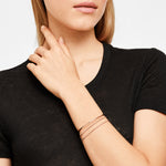 Liebeskind Berlin Armband bestehend aus einem roségoldenem Armreif und einer roségoldenen Schlangenkette im Layeringstyle; Tragebild
