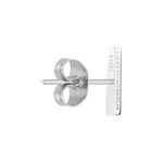 Der LIEBESKIND BERLIN Ohrstecker - The Sparkling Basic ist ein silberner Ohrring mit einem rechteckigen Steg, auf dem "LIEBESKIND BERLIN STEEL" eingraviert ist - ein elegantes Liebeskind Berlin Stück für jeden Anlass.