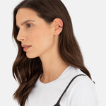 Liebeskind Berlin Ear Cuff in der Farbe schwarz, mit silbernen Edelstahlkugeln; Tragebild