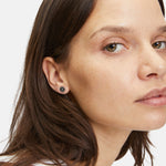 Liebeskind Berlin Ohrstecker in Kreisform in der Farbe silber mit Logoaufdruck und einem Zirkoniastein; Tragebild