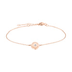 Das LIEBESKIND BERLIN Set - Sparkling Rosé von Liebeskind Berlin besteht aus einem zarten roségoldenen Kettenarmband mit einem runden, gravierten Anhänger und einem verstellbaren Verschluss.