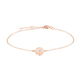 Das LIEBESKIND BERLIN Set - Sparkling Rosé von Liebeskind Berlin besteht aus einem zarten roségoldenen Kettenarmband mit einem runden, gravierten Anhänger und einem verstellbaren Verschluss.