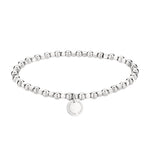 Das LIEBESKIND BERLIN Set - Silver Berry Everyday von Liebeskind Berlin besteht aus einem silbernen Perlenarmband mit einem runden, eingravierten Anhänger, ideal zum Stapeln oder um ein elegantes Uhr Set Damen zu vervollständigen. Abgebildet auf einem weißen Hintergrund.