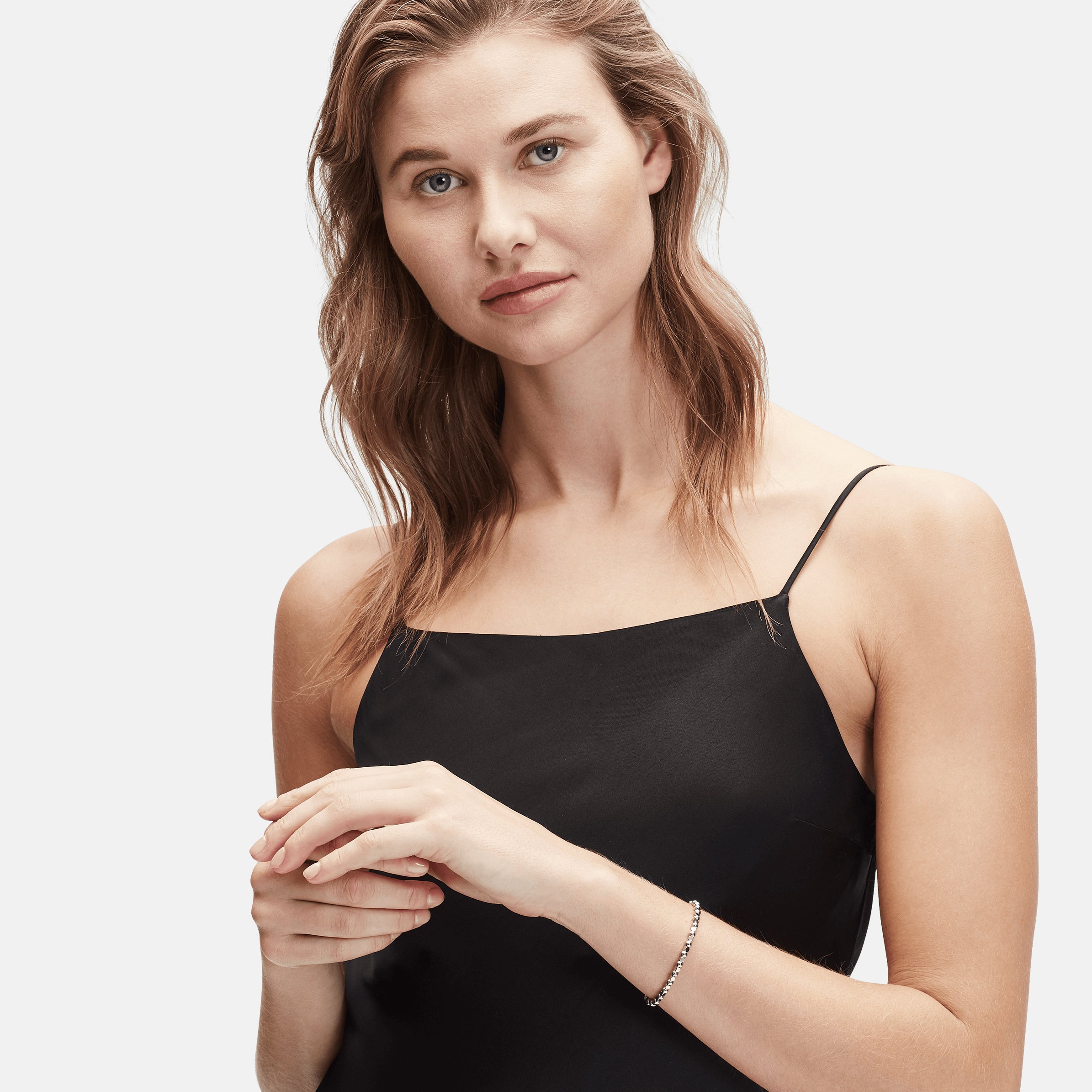 Model trägt LIEBESKIND BERLIN Silver Everyday Armband in Silber zu schwarzem Outfit