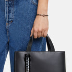 Liebeskind Berlin Armband bestehend aus einer schwarzen Gliederkette mit einem Herzanhänger; Tragebild