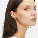 Liebeskind Berlin Ohrstecker in asymmetrischer Herzform, in der Farbe schwarz Tragebild