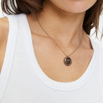 Liebeskind Berlin Halskette mit zwei übereinanderliegenden Logoanhängern in der Farbe roségold Tragebild