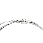 Nahaufnahme eines silbernen Kettenarmbandes mit Karabinerverschluss und rundem Anhänger, ideal zum Kombinieren mit der LIEBESKIND BERLIN Halskette - Snake-Chain oder Ihrer Lieblingskette von Liebeskind Berlin.