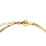 Nahaufnahme der LIEBESKIND BERLIN Halskette - Snake-Chain von Liebeskind Berlin in Gold, mit Karabinerverschluss und kleinem, rundem Anhänger - ideal zum Übereinanderlegen.