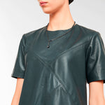 Ich trage ein dunkelgrünes, kurzärmeliges Ledertop und die Liebeskind Berlin LIEBESKIND BERLIN Halskette - The Short Y-Style, eine schicke schwarze Kette mit einem stilvollen Anhänger.