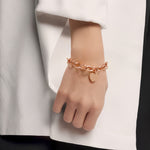 Liebeskind Berlin Armband - Chunky Heart; grobe Gliederkette mit Herzanhänger; roségold Tragebild