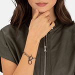 Liebeskind Berlin Armand mit Gliederkette und T-Bar Verschluss in der Farbe schwarz Tragebild