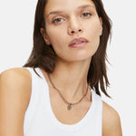 Liebeskind Berlin Halskette mit Panzerkette und grafischem Herzanhänger in der Farbe roségold Tragebild