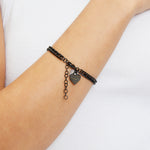 Liebeskind Berlin Armband mit Panzerkette und grafischem Herzanhänger in der Farbe schwarz Tragebild