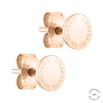Die LIEBESKIND BERLIN Ohrstecker - Gold Collection von Liebeskind Berlin besteht aus runden Ohrsteckern aus Roségold, in die der Markenname eingraviert ist - perfekt für einen lässigen Ear Candy Look.