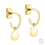 Entdecken Sie die LIEBESKIND BERLIN Creole - Gold Collection von Liebeskind Berlin: kleine Creolen aus 18-karätigem Gold mit runden, gravierten Anhängern, ideal für einen schicken, mühelosen Ohrschmuck-Look.