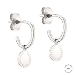 Die Ohrringe der LIEBESKIND BERLIN Creole - Gold Collection von Liebeskind Berlin sind mit runden, gravierten Anhängern versehen, ideal für einen mühelosen Ear Candy Look.
