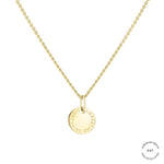 Die LIEBESKIND BERLIN Halskette - Gold Collection von Liebeskind Berlin hat eine 375er Goldkette und einen runden Logo-Anhänger mit der Gravur LIEBESKIND BERLIN auf weißem Grund.