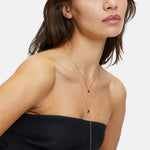 Liebeskind Berlin Halskette bestehend aus einer goldenen Ankerkette und einem goldenen Plättchenanhänger; Tragebild