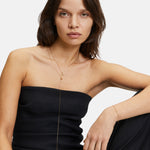 Liebeskind Berlin Halskette bestehend aus einer goldenen Ankerkette und einem goldenen Plättchenanhänger; Tragebild