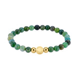 Das LIEBESKIND BERLIN Set - Golden Green von Liebeskind Berlin besteht aus einem elastischen Armband mit grünen Perlen, einer runden goldenen Mittelperle und zwei kleineren goldenen Perlen, inspiriert von den eleganten Uhrendesigns der Marke.