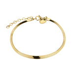Das LIEBESKIND BERLIN Set - Golden Basic besteht aus einem dünnen goldenen Kettenarmband mit Karabinerverschluss und verstellbarer Verlängerung, das sich ideal mit Ihrer Liebeskind Berlin Uhr oder als Teil eines schicken Accessoire-Sets kombinieren lässt. Abgebildet auf weißem Hintergrund.