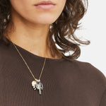 Liebeskind Berlin Halskette - Charms Basiskette; feine Kette mit verschiedenen Charms in der Farbe gold Tragebild