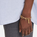 Liebeskind Berlin Armband bestehend aus einer doppelten, goldenen Gliederkette und einem Logoanhänger; Tragebild