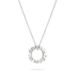 Liebeskind Berlin Halskette bestehend aus einer silbernen Ankerkette und einem silbernen, runden Anhänger mit 3D Schriftzug; Produktbild