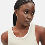 Liebeskind Berlin Creole in der Farbe gold, bestehend aus einem 3D LIEBESKIND BERLIN  Schriftzug; Tragebild