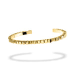 Liebeskind Berlin Armreif in der Farbe gold, bestehend aus einem 3D LIEBESKIND BERLIN Schriftzug; Zusatzbild