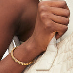 Liebeskind Berlin Armreif in der Farbe gold, bestehend aus einem 3D LIEBESKIND BERLIN Schriftzug; Tragebild