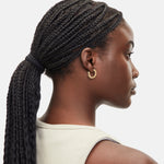 Liebeskind Berlin Creole in der Farbe gold, bestehend aus einem 3D LIEBESKIND BERLIN  Schriftzug; Tragebild