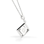 Liebeskind Berlin Halskette bestehend aus einer silbernen Ankerkette und einem drehbaren Anhänger mit graviertem Logo auf der einen und graviertem Logoschriftzug auf der anderen Seite; Nahaufnahme