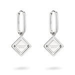 LIEBESKIND BERLIN Ohrhänger - Swinging Icon von Liebeskind Berlin sind silberne Creolen mit rautenförmigen Logomania-Anhängern, in die LIEBESKIND BERLIN eingraviert ist. Sie glänzen elegant vor weißem Hintergrund.
