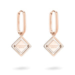 Der roségoldene LIEBESKIND BERLIN Ohrhänger - Swinging Icon von Liebeskind Berlin setzt mit seinem rautenförmigen Logomania-Anhänger, auf dem "Liebeskind Berlin" eingraviert ist, ein modernes Schmuckhighlight auf weißem Grund.