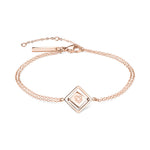 Liebeskind Berlin Armband bestehend aus einer doppelten, roségoldenen Ankerkette und einem drehbaren Anhänger mit graviertem Logo auf der einen und graviertem Logoschriftzug auf der anderen Seite; Produktbild