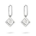 Die LIEBESKIND BERLIN Ohrhänger - Swinging Icon von Liebeskind Berlin bestehen aus silbernen Creolen mit rautenförmigen, geometrischen Herzanhängern, die jedem Look Eleganz verleihen. Abgebildet auf einem weißen Hintergrund.