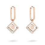 Der LIEBESKIND BERLIN Ohrhänger - Swinging Icon von Liebeskind Berlin verfügt über roségoldene Doppelrauten mit einem zentralen Herzmotiv - ein echtes Schmuckstück für alle, die einen einzigartigen Stil lieben.